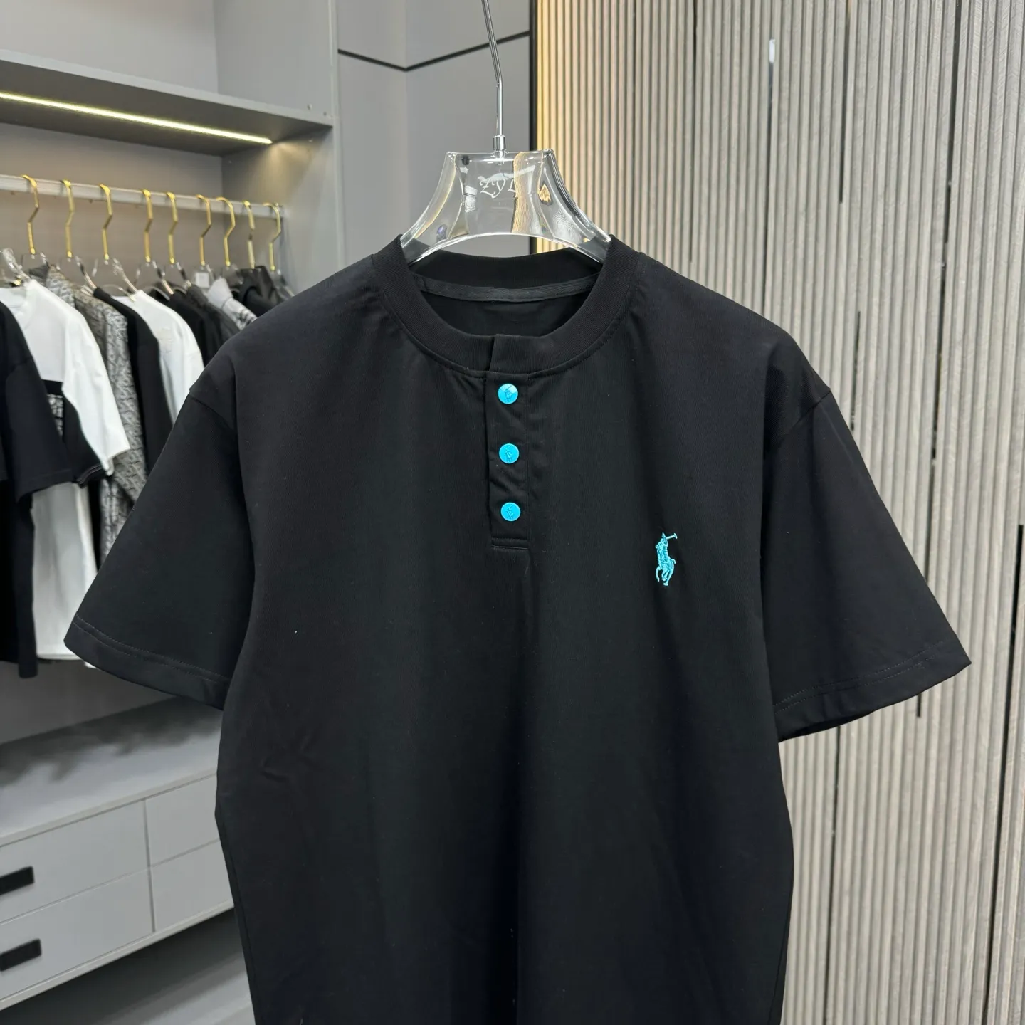 P190 POlO Ralph Lauren 25FW new spring and summer round neck T-shirt. It is made of heavy 320G double yarn combed cotton material. The upper body has a strong three-dimensional effect. It is embroidered with ten thousand needles embroidery patch ➕ ten thousand needles 🪡 embroidery process inkjet effect. ⚠️Washing method: The fabric is only dry-cleaned or wrapped in a laundry bag. Quick machine wash in cold water on the reverse side, let dry and then iron at medium temperature! Avoid vigorously wringing and machine washing from the front!  Size: S M L XL XXL Color: Black, White